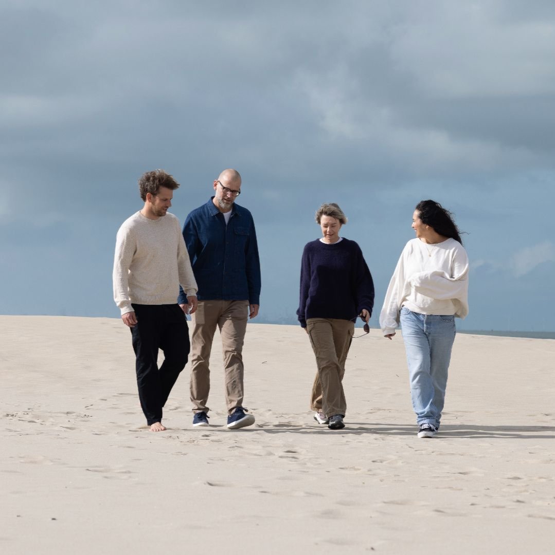 Founders Origin Magnesium on the beach: Nina Moerdijk, Christiaan Brouwer, Renske van der Heide, Roelof Hengst